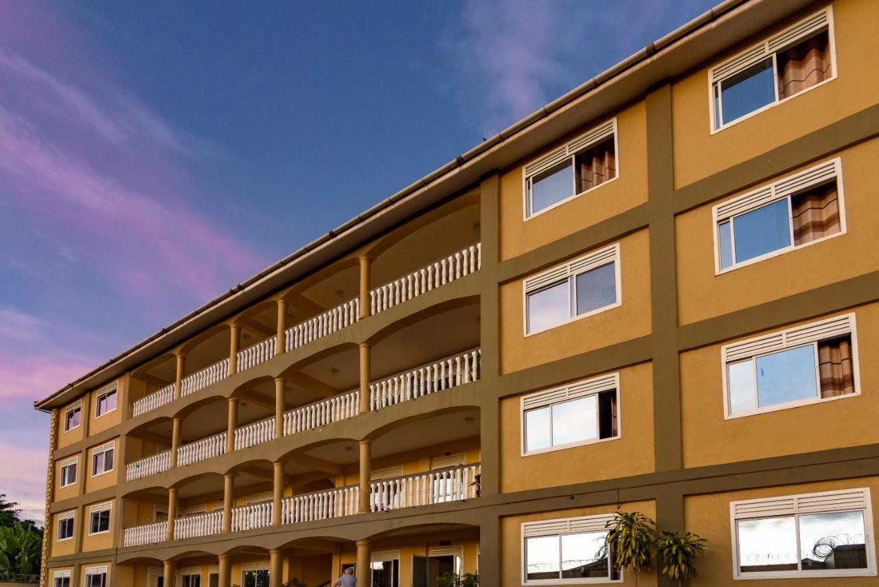 Karibu Bb Suites Ентебе Екстериор снимка