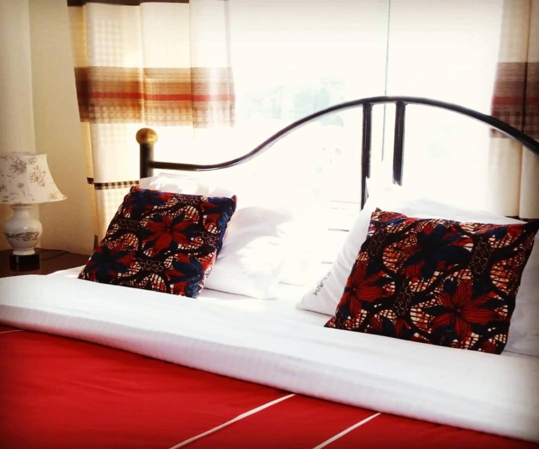 Karibu Bb Suites Ентебе Екстериор снимка