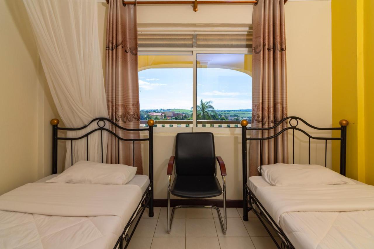 Karibu Bb Suites Ентебе Екстериор снимка