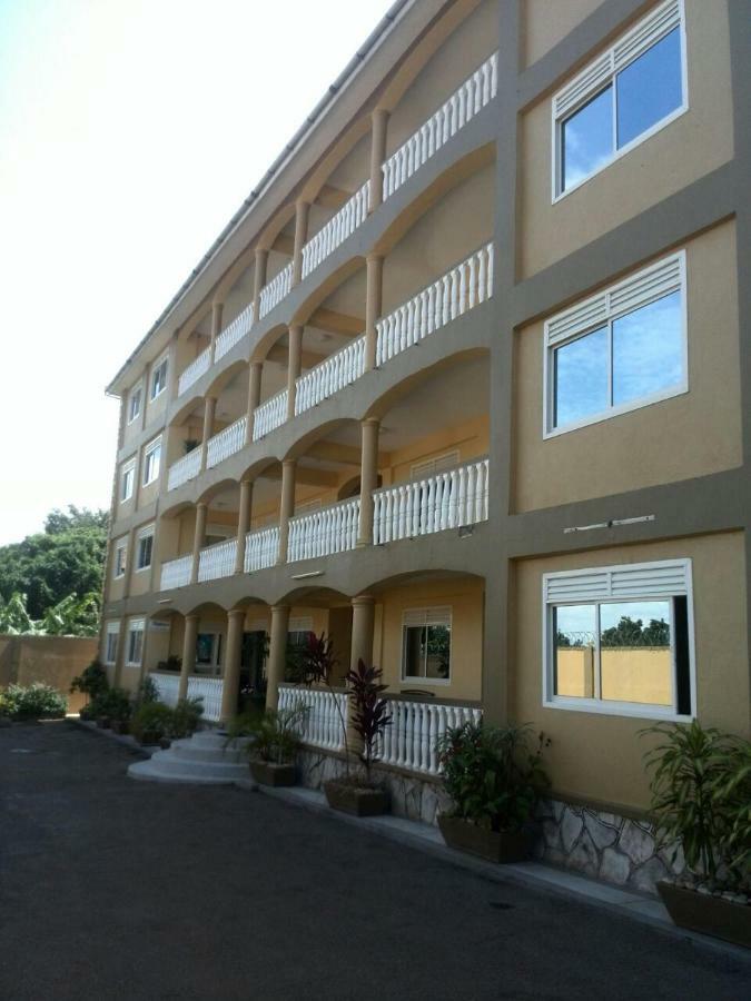 Karibu Bb Suites Ентебе Екстериор снимка