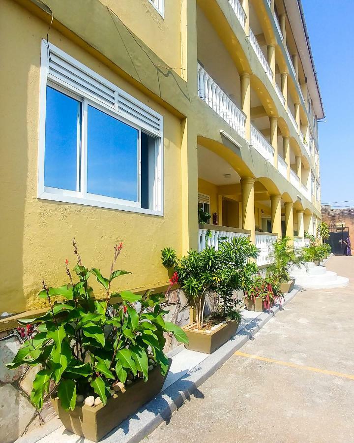 Karibu Bb Suites Ентебе Екстериор снимка